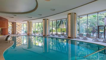 Una piscina techada, una piscina al aire libre de temporada