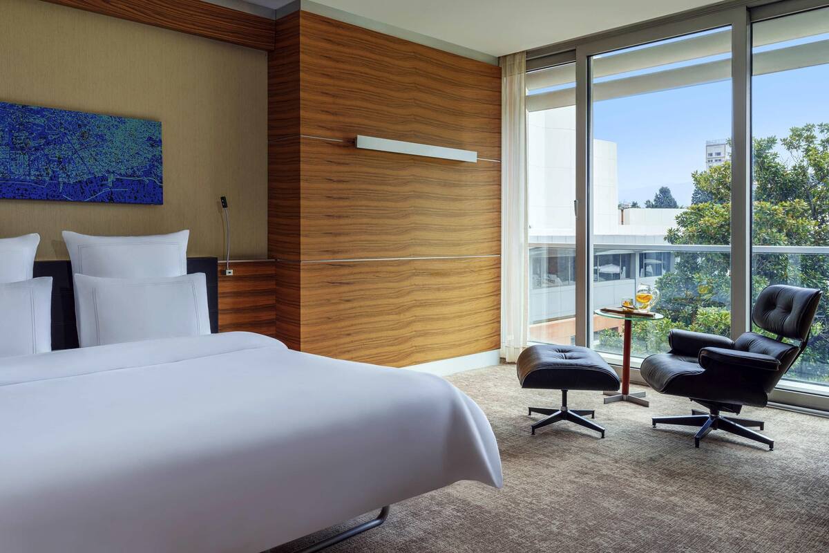 Ropa de cama de alta calidad, minibar, caja fuerte y escritorio