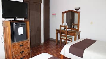 Chambre Standard, 2 lits doubles | Coffres-forts dans les chambres, fer et planche Ă repasser