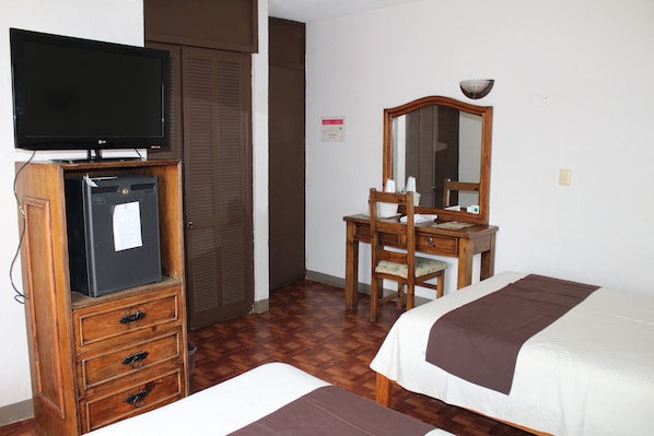 Standard-huone, 2 parisänkyä | Tallelokero huoneessa, silitysrauta/-lauta, ilmainen Wi-Fi