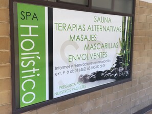 Un sauna, una bañera de hidromasaje, tratamientos corporales
