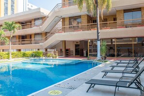 Ulkouima-allas avoinna 8.00–20.00, aurinkotuoleja