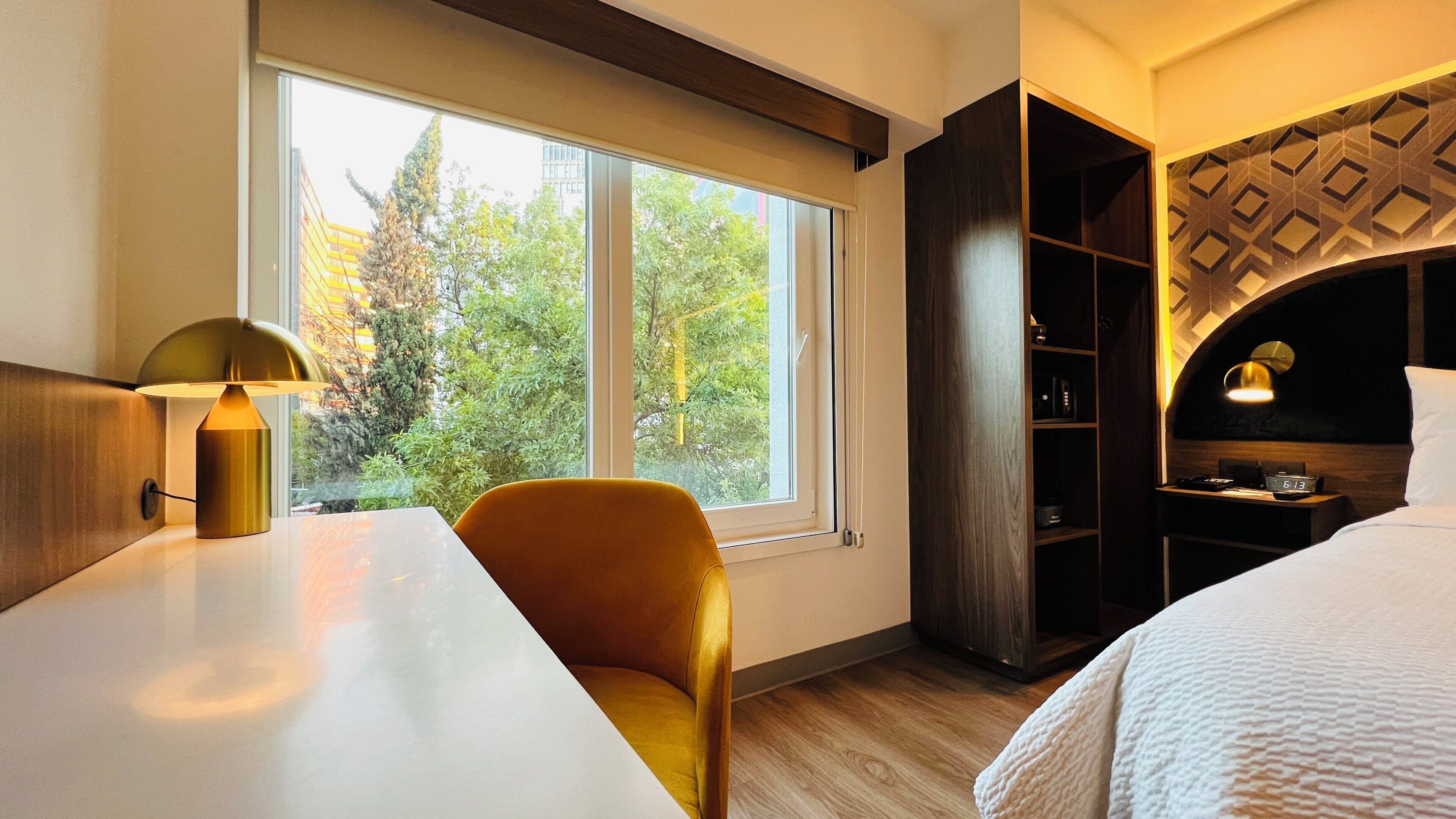 Habitación estándar, 1 cama de matrimonio grande, vistas a la ciudad | Caja fuerte, escritorio, Internet y ropa de cama