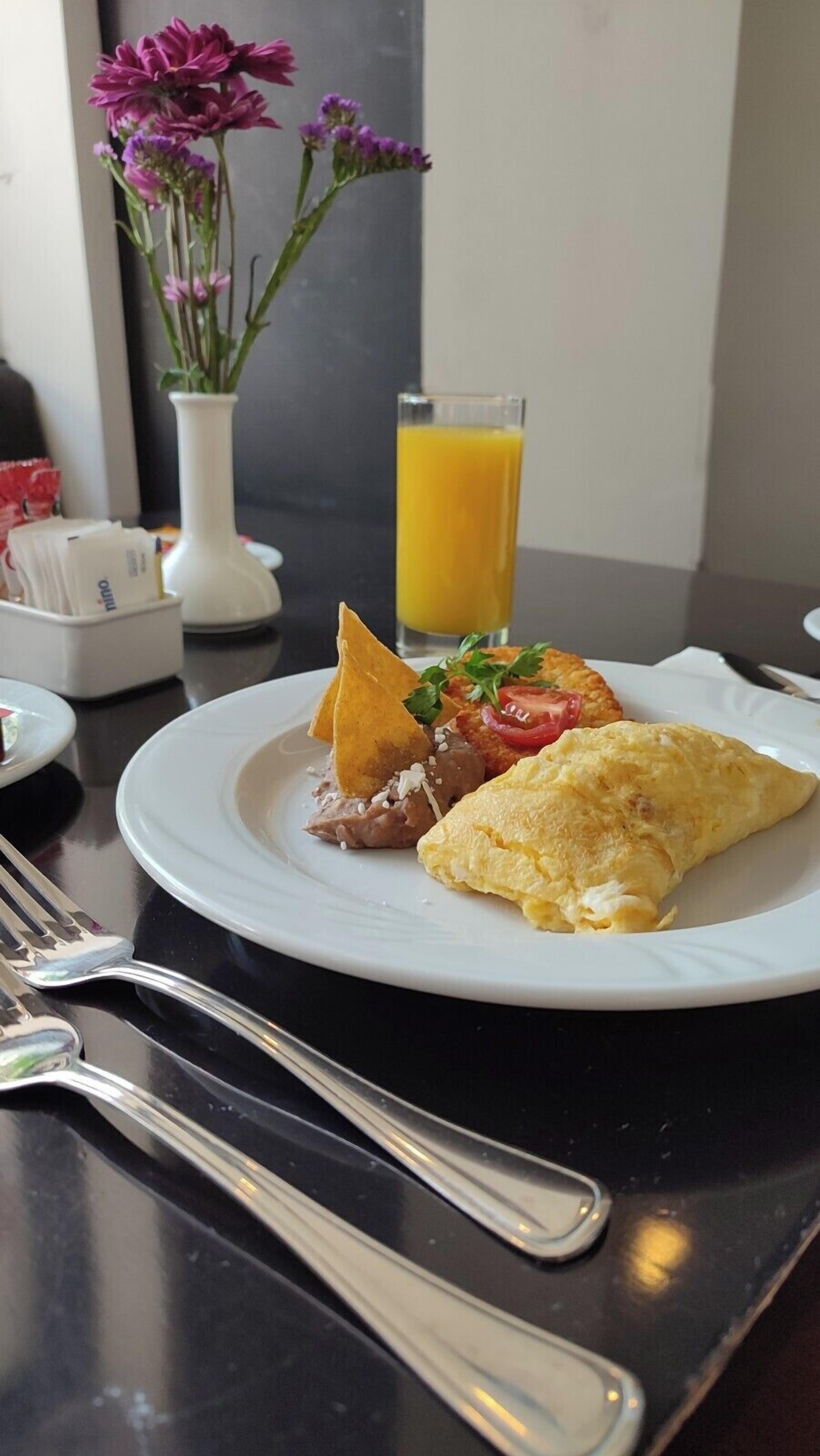 daily cooked-to-order breakfast (mxn 120 per person)