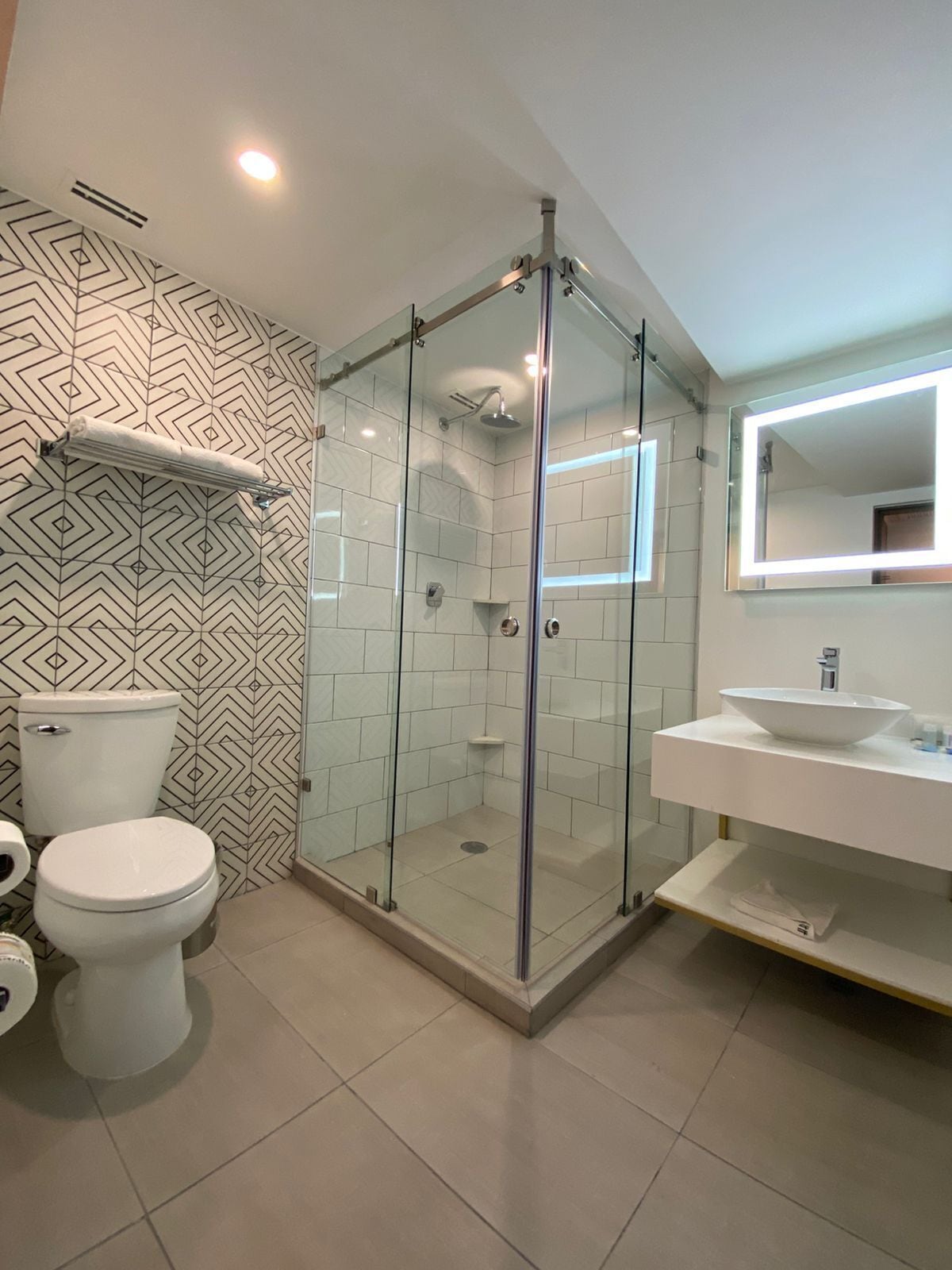 Habitación estándar | Baño | Ducha y toallas