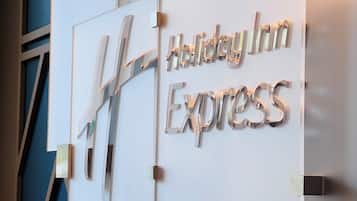Une enseigne d’hôtel avec le nom « Hilton Express » en lettres métalliques.