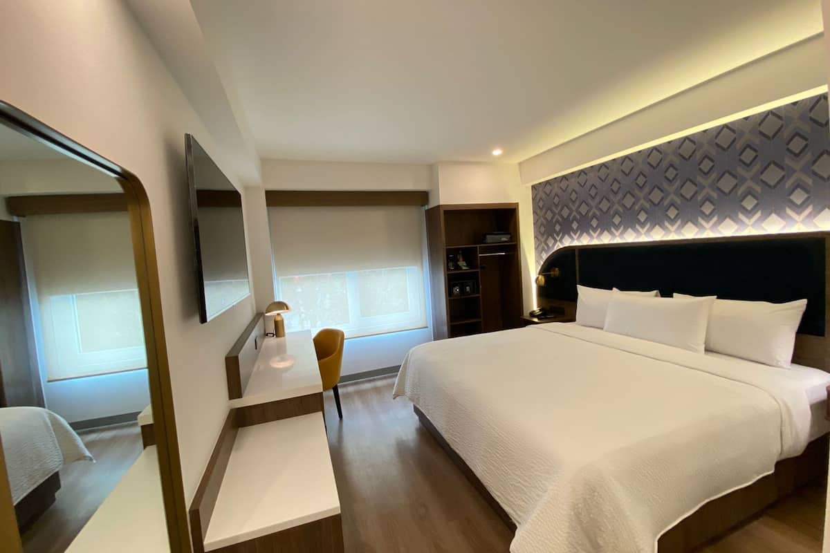 Standard Room, 1 King Bed | 1 bedroom, in-room safe, desk, Internet