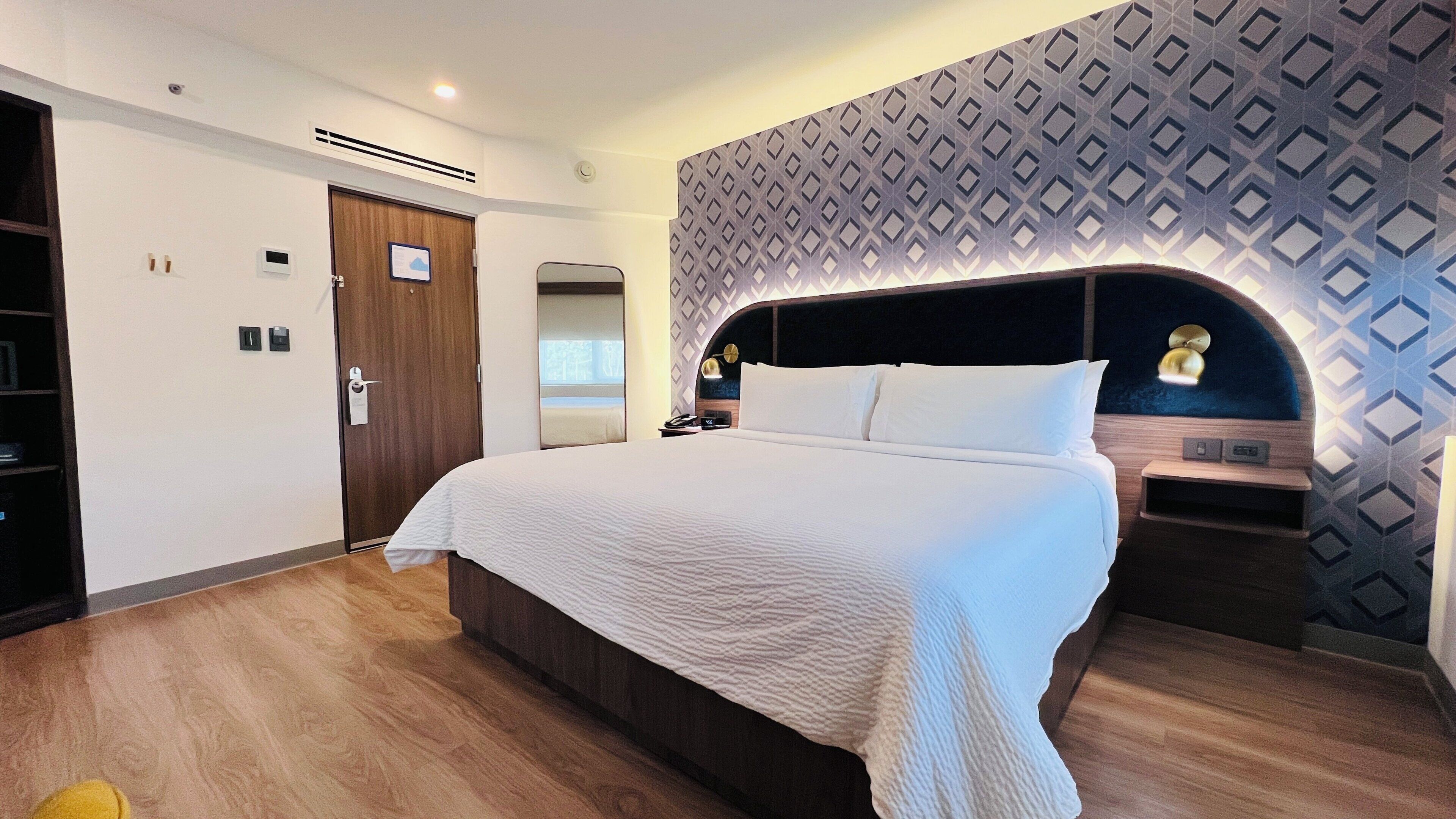 Habitación estándar, 1 cama King size | Caja de seguridad en la habitación, escritorio, internet y ropa de cama 