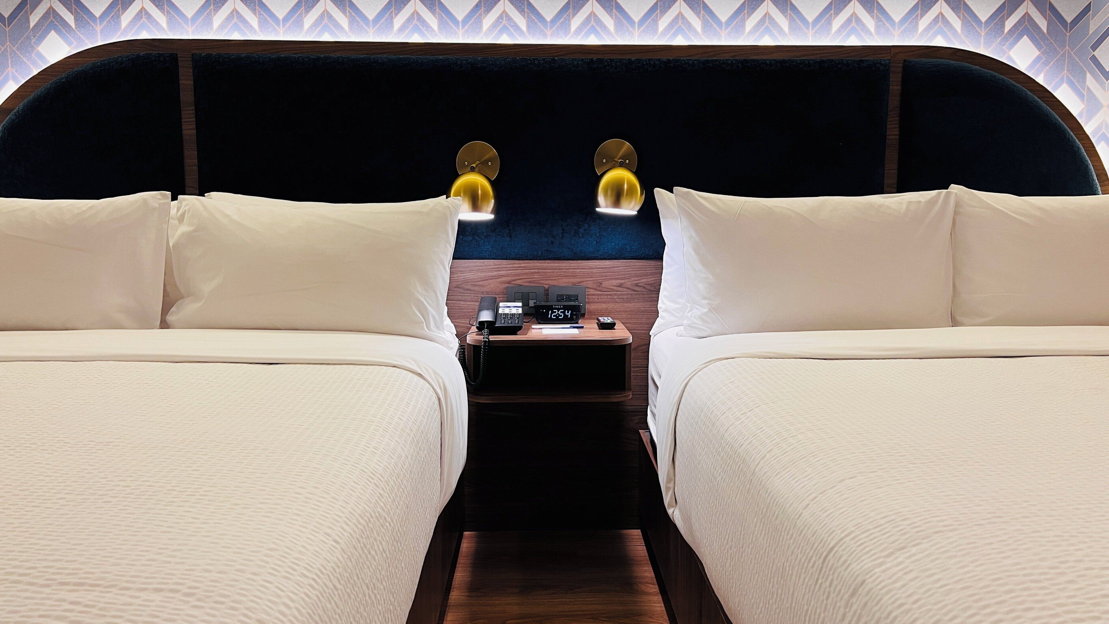 Habitación estándar, 2 camas de matrimonio | Caja fuerte, escritorio, Internet y ropa de cama