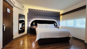 Quarto standard, 1 cama King, vista para a cidade | Cofres nos quartos, escrivaninha, acesso à internet de alta velocidade