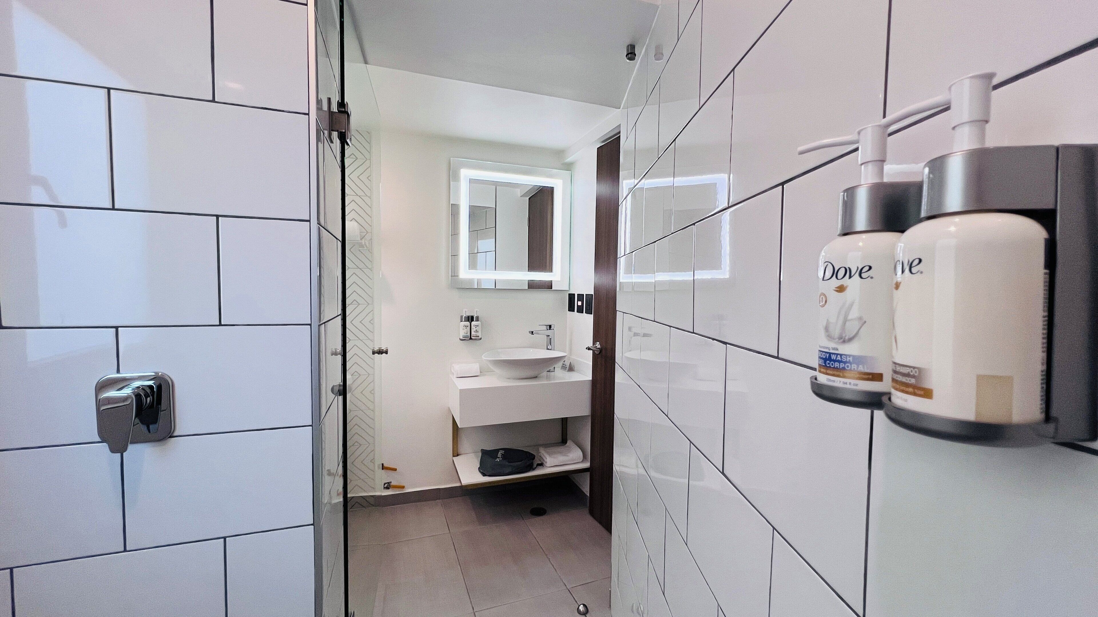 Caja fuerte, escritorio, Internet y ropa de cama