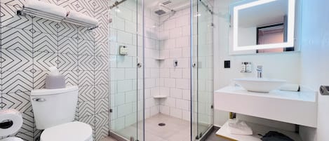 Standardzimmer, 2 Queen-Betten, Stadtblick | Badezimmer | Dusche, Handtücher