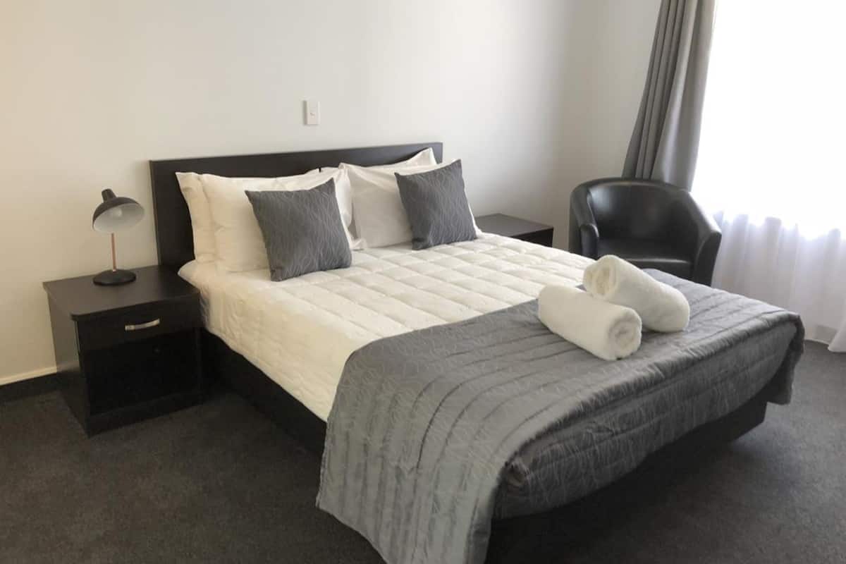 Cortinas blackout, tabla de planchar con plancha, wifi y ropa de cama