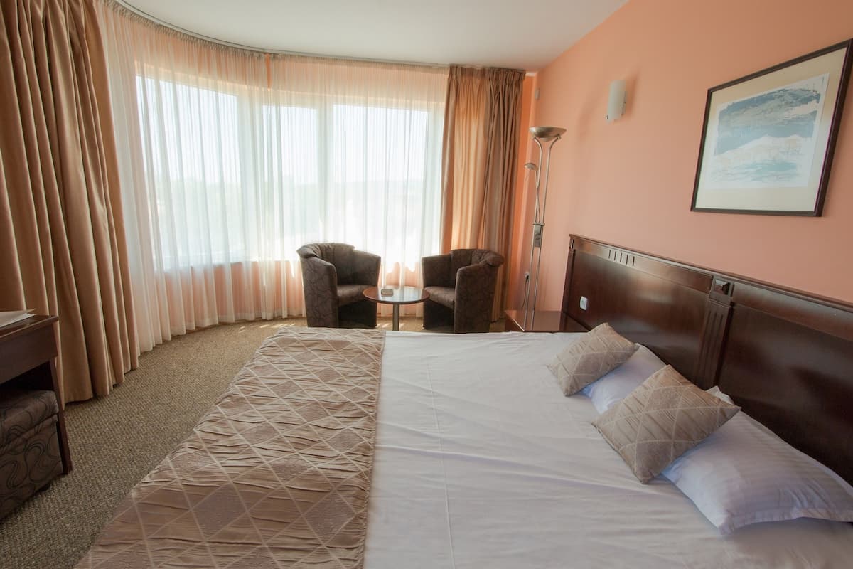 standard double room | minibar, in-room safe, desk, blackout curtains