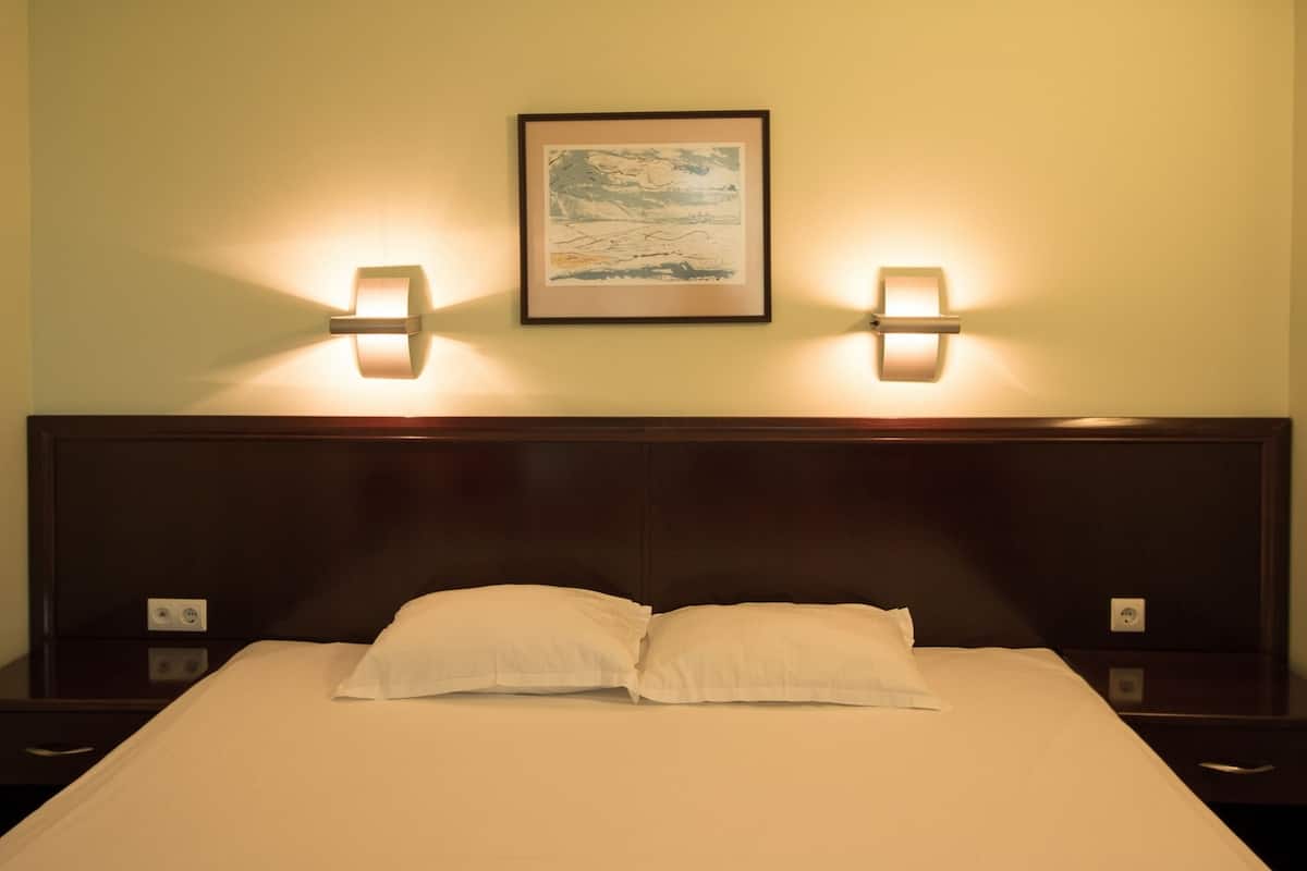 studio | minibar, in-room safe, desk, blackout curtains