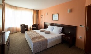 Standard Double Room | Minibar, in-room safe, desk, blackout drapes - Divesta (Varna)