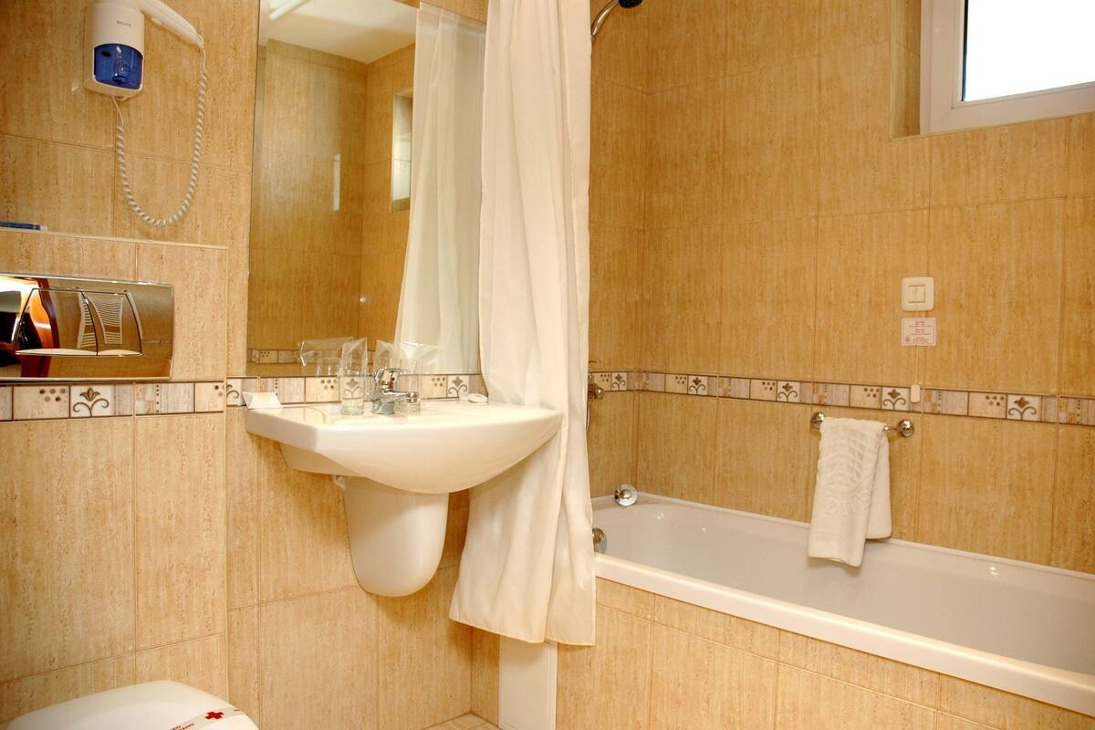 combined shower/bathtub, hair dryer, towels