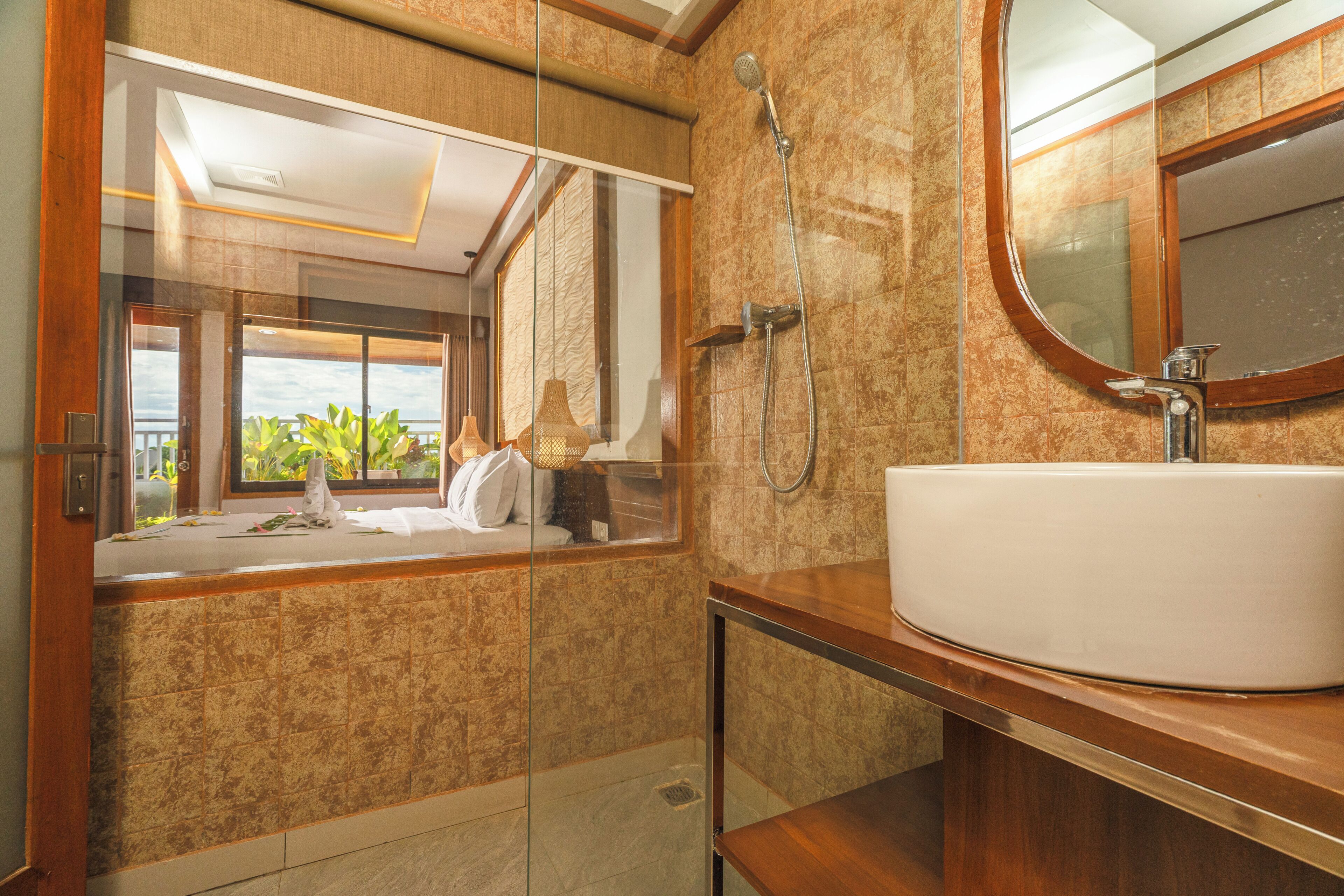 Bungalow | 浴室 | 淋浴/盆浴组合、免费洗浴用品、浴袍、坐浴桶