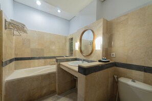 Chambre Deluxe | Salle de bain | Ensemble douche/baignoire, articles de toilette gratuits, peignoirs