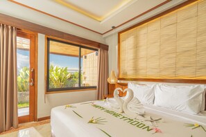 Bungalow | Työpöytä, vuodevaatteet