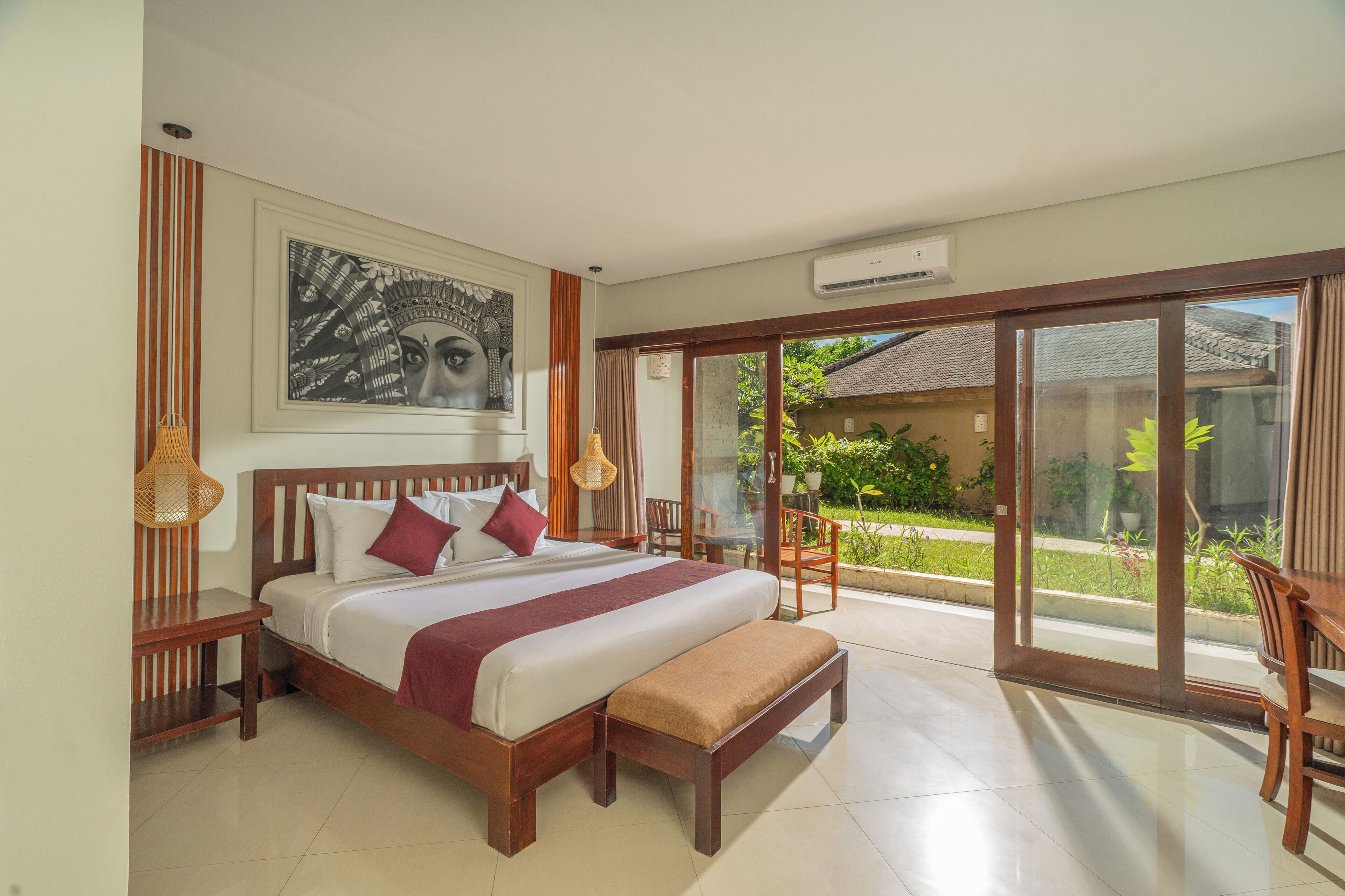 Deluxe Room | Desk, bed sheets