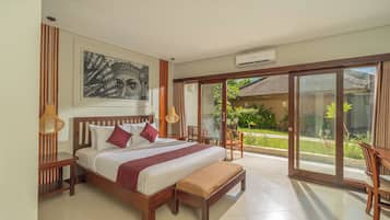 Deluxe Room | Desk, bed sheets