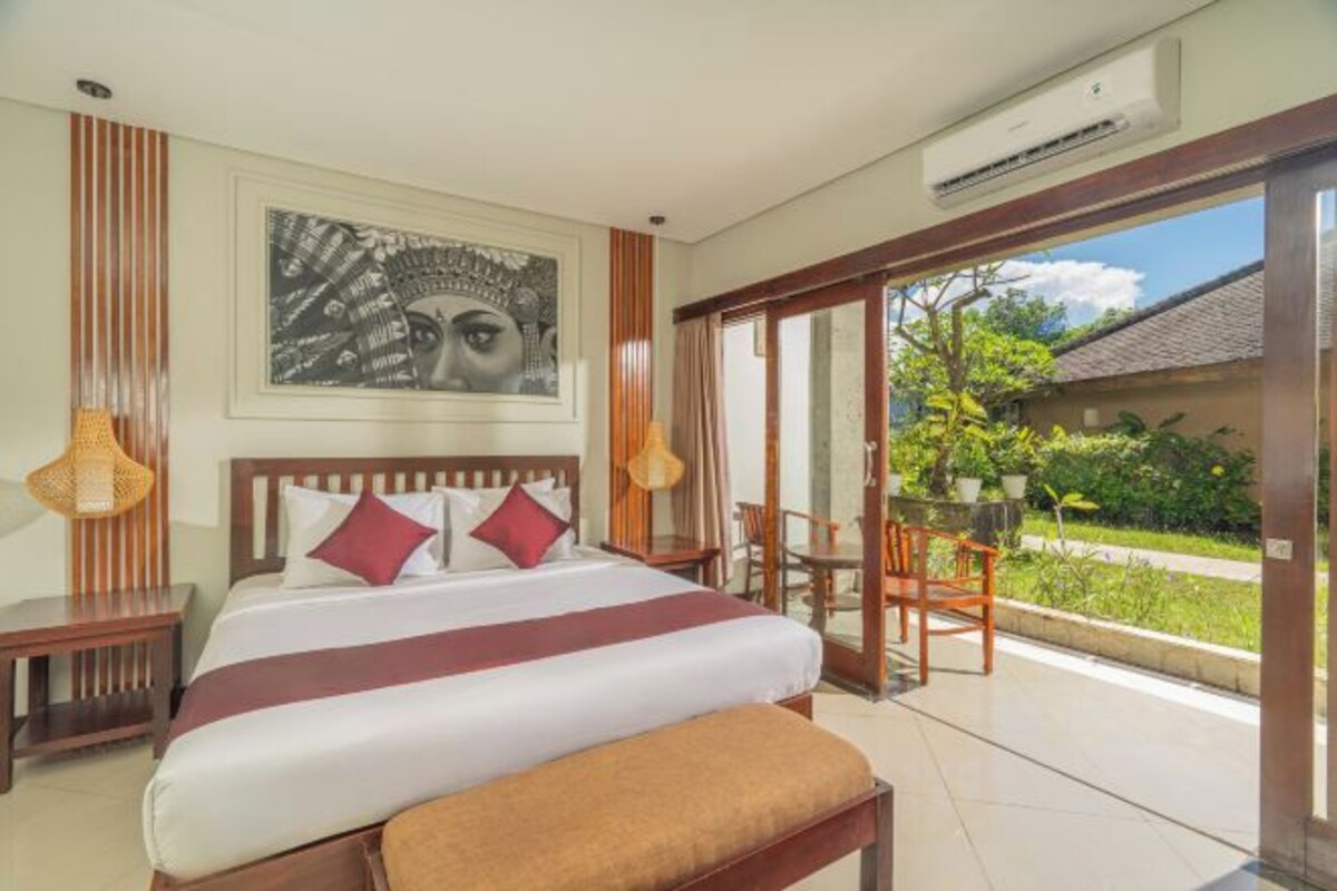Un dormitorio con cama, un ventanal y vistas al exterior.