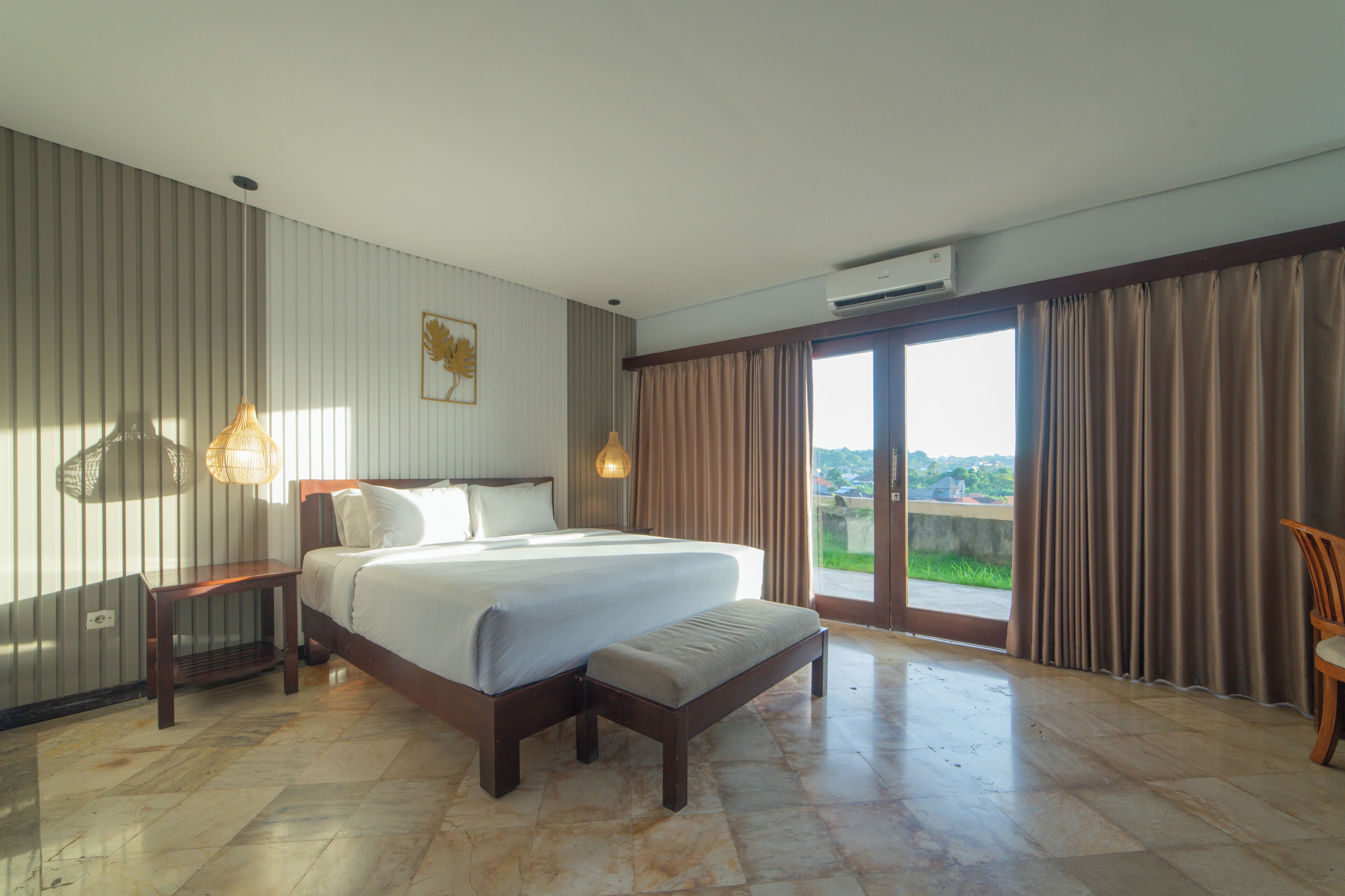 Bungalow | Desk, bed sheets