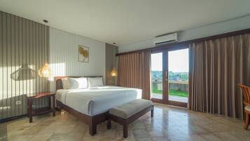 Bungalow | Desk, bed sheets