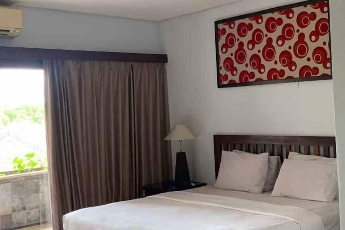 1 bedroom, desk, bed sheets