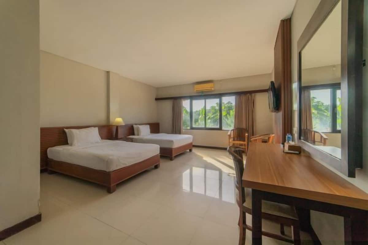 1 bedroom, desk, bed sheets