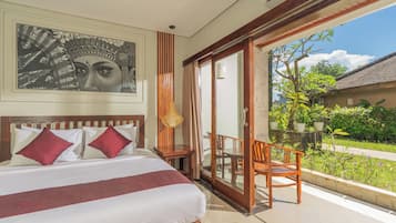 Escritorio y ropa de cama