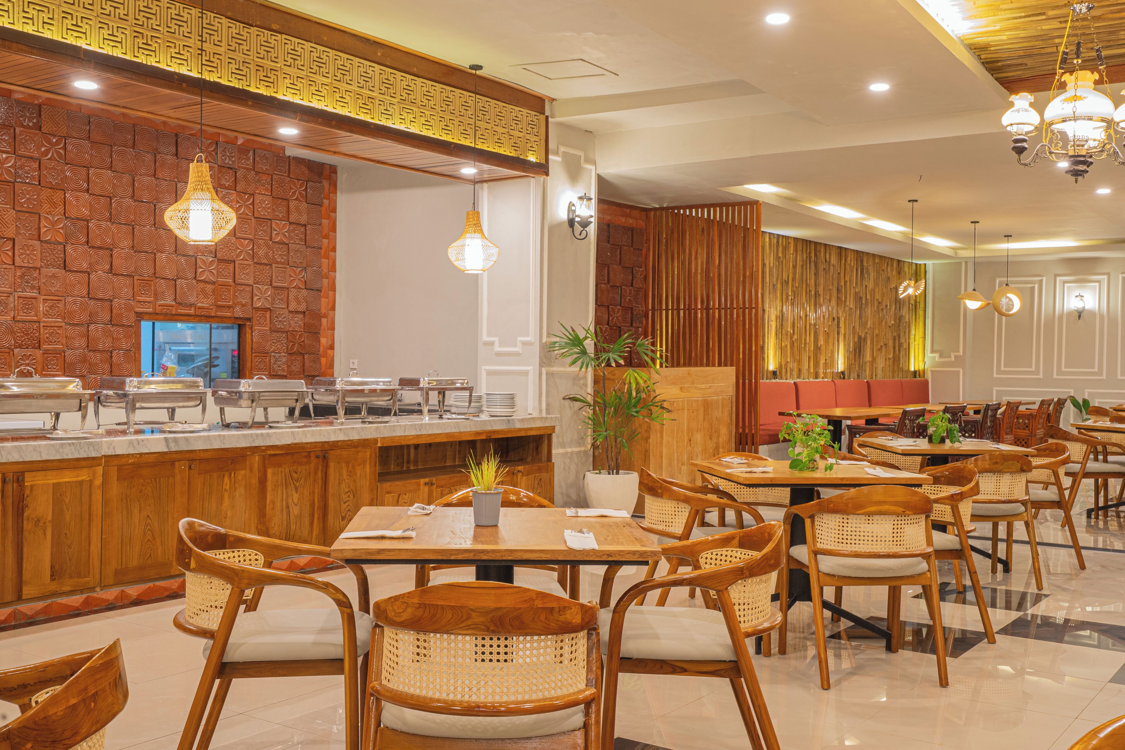 Se sirven desayunos y almuerzos, restaurante con mesas al aire libre 