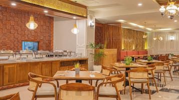 Se sirven desayunos y almuerzos, restaurante con mesas al aire libre