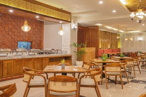 Aamiainen, lounas ja illallinen; ulkoilmaravintola 