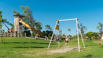 Área de juegos infantiles al aire libre