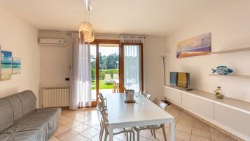 Appartamento, 2 camere da letto | Area soggiorno | TV, caminetto, tavolo da ping pong