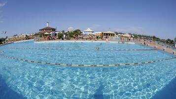 AuĂenpool (je nach Saison geöffnet), Sonnenschirme, LiegestĂŒhle