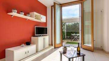 Appartamento (2 levels- 6 pax) | Area soggiorno | TV, caminetto, tavolo da ping pong