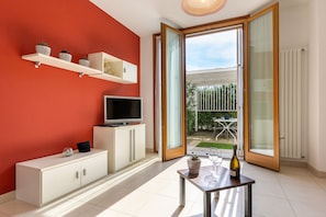 Apartment (2 levels- 6 pax) | Living area | TV, fireplace, table tennis