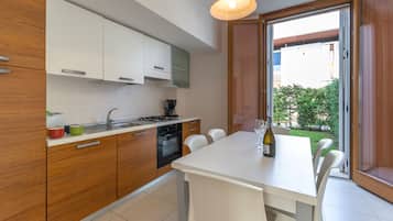 Appartamento (2 levels- 6 pax) | Cucina privata | Frigorifero, microonde (su richiesta), forno, piano cottura