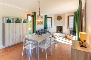 Villa - 3 sovrum | Vardagsrum | Tv, eldstad och ett bordtennisbord