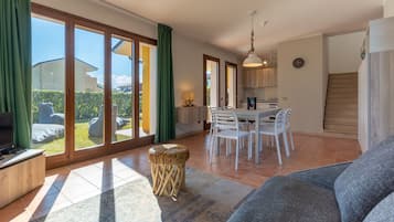 Villa, 3 camere da letto | Area soggiorno | TV, caminetto, tavolo da ping pong