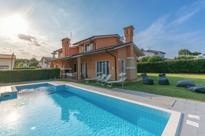 Villa - privat pool | Pengeskab på værelset, skrivebord, strygejern/strygebræt