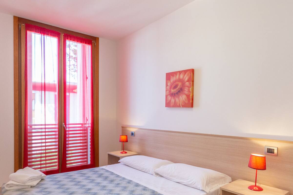 Apartment (2 levels- 6 pax) | In-room safe, desk, iron/ironing board (on request), cribs (surcharge)