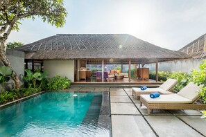 9 outdoor pools, pool umbrellas, pool loungers