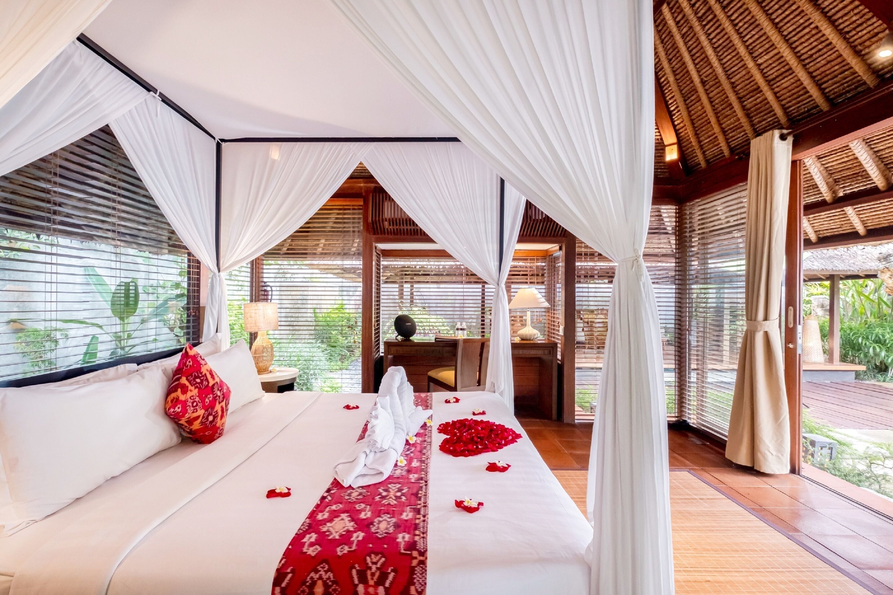 迷你吧、房內夾萬、書桌、遮光窗簾/窗簾