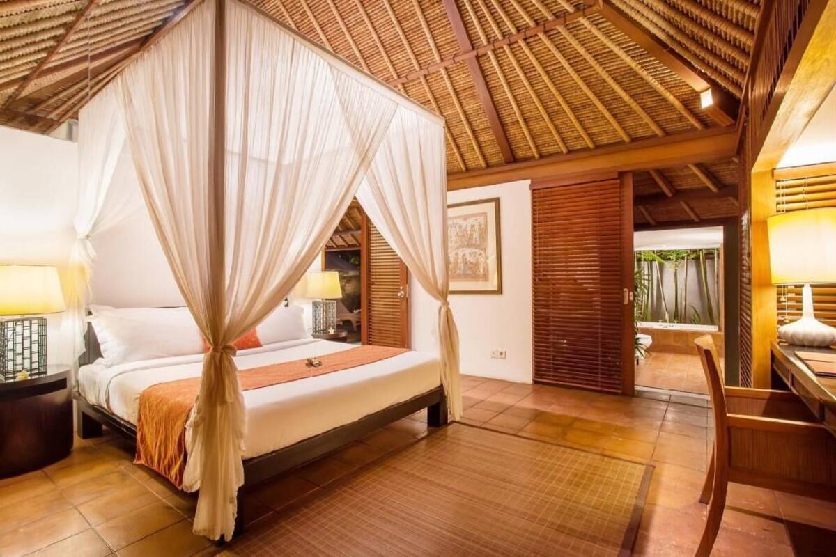 Ein Zimmer mit einem Bett, einem Schreibtisch und einem Stuhl.