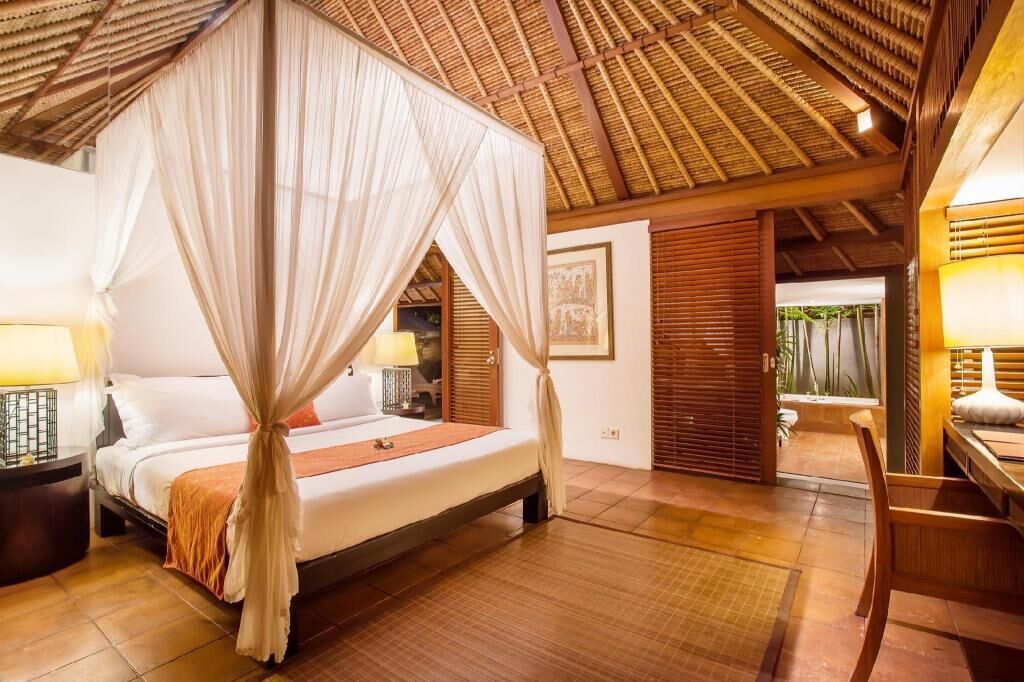 Minibaari, tallelokero huoneessa, työpöytä, pimennysverhot