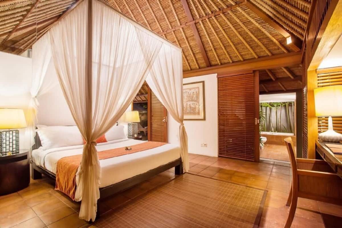 Ein Zimmer mit einem Bett, einem Schreibtisch und einem Stuhl.